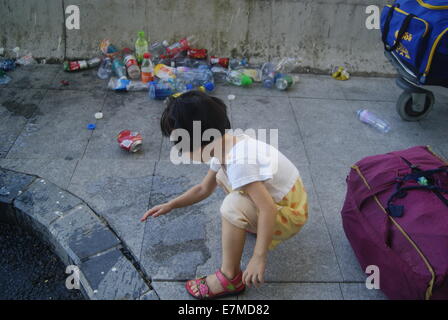 Mit Großeltern sammeln Müll kleines Mädchen in China Stockfoto