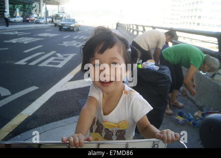 Mit Großeltern sammeln Müll kleines Mädchen in China Stockfoto