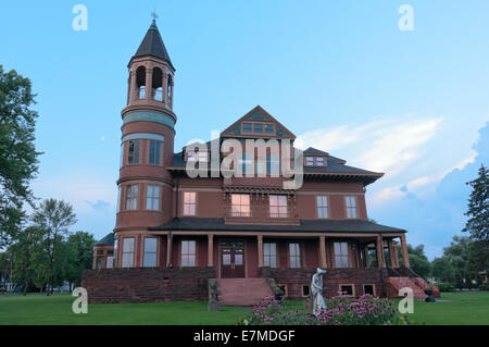 Historischen Queen Anne Stil viktorianischen Herrenhaus und einen Garten in Superior-Wisconsin Stockfoto