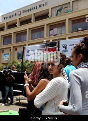 Nairobi, Kenia. 21. Sep, 2014. Menschen sammeln im Westgate Einkaufszentrum, des ersten Jahrestages der Westgate Einkaufszentrum Angriff verursacht 67 Todesfälle in Nairobi, der Hauptstadt Kenias, am 21. September 2014. Bildnachweis: Zhang Chen/Xinhua/Alamy Live-Nachrichten Stockfoto