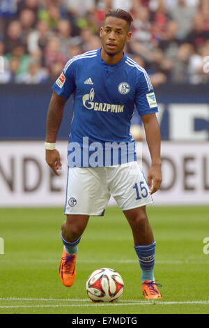 Schalke Dennis Aogo spielt den Ball in der Bundesliga Tag 4 Fußballspiel zwischen FC Schalke 04 und Eintracht Frankfurt in der Veltins-Arena in Gelsenkirchen (Nordrhein-Westfalen), Deutschland, 20. September 2014. Foto: Matthias Balk/dpa Stockfoto