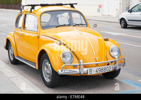 Gelbe Volkswagen Käfer steht am Straßenrand geparkten Stockfoto