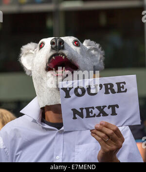 „Dein nächster“ Eisbär-Maskottchen, Plakate und Banner bei der Frack Free Greater Manchester-Kundgebung und Lobby der Labour Party Conference in Manchester. Ein marsch von Piccadilly Gardens, um Maßnahmen gegen den Klimawandel zu fordern. Frack Free Greater Manchester erwartet, dass die Rallye Extinction Rebellion die größte Versammlung gegen Fracking in Großbritannien sein wird. Stockfoto