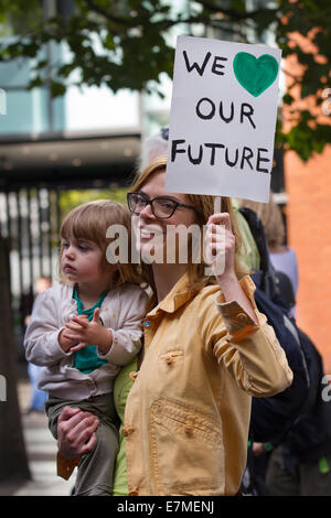 Manchester, UK 21. September, UK. "Wir haben unsere Zukunft" Plakat an der Sammlung der Frack Free Greater Manchester und die Lobby der Labour-Parteitag in Manchester Liebe. Eine im März von Piccadilly Gardens in Solidarität mit den Hunderten von Tausenden Menschen erwartet durch New York, London und acht weitere wichtige Städte bis März Maßnahmen gegen den Klimawandel zu fordern. Frack Kostenlose Greater Manchester erwartet das Aussterben Rebellion Rallye die größte Versammlung gegen Fracking in Großbritannien zu werden. Stockfoto