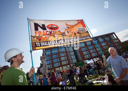 „kein Fracking“-Banner, Plakate, Plakate und Banner bei der Frack Free Greater Manchester-Kundgebung und Lobby der Labour Party-Konferenz in Manchester. Ein marsch von Piccadilly Gardens, um Maßnahmen gegen den Klimawandel zu fordern. Frack Free Greater Manchester erwartet, dass die Rally die größte Versammlung gegen Fracking in Großbritannien sein wird. Kredit: Stockfoto