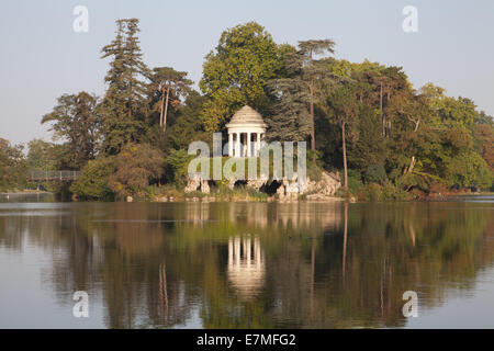 Blick auf den See Daumesnil und romantische Tempel der Liebe auf der Insel Reuilly, Bois de Vincennes. Paris, Frankreich. Stockfoto