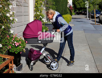 Oma mit ihrer Enkelin zu Fuß auf Srteet San Francicso Stockfoto