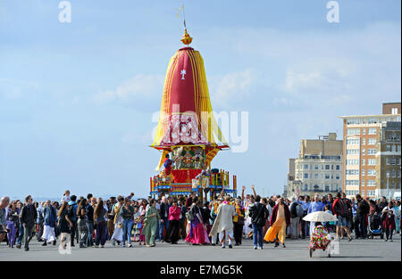 Hove, Brighton, Sussex, UK. 21. September 2014.  Hunderte von Hari Krishna Anhänger nehmen Sie Teil an der jährlichen Rathayatra Festival Chariot Parade entlang Hove Strandpromenade Rathayatra ist ein Festival für Lord Krishna und seine Anhänger.  Seine eine außergewöhnliche spirituelle Veranstaltung, die ihren Ursprung in Jagannatha Puri an der Ost Küste von Indien und reicht über 2.000 Jahre zurück. Jeder der Hare-Krishna-Maha-Mantra Gesänge und Tänze in Ekstase als Krishna in seiner Gestalt des Jagannatha ist entlang gezogen auf einem riesigen hölzernen Wagen, die Statue des Friedens auf Hove direkt am Meer und zurück wieder Kredit: Simon Dack/Alamy Live News Stockfoto