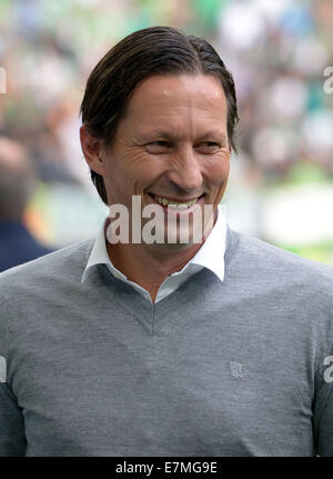 Leverkusens Trainer Roger Schmidt steht in der Arena vor der Bundesliga Tag 4-Fußball-Spiel zwischen dem VfL Wolfsburg und Bayer 04 Leverkusen in der Volkswagen Arena in Wolfsburg (Niedersachsen), Deutschland, 21. September 2014. Foto: Peter Steffen/Dpa (EMBARGO Bedingungen - Achtung: aufgrund der Akkreditierungsrichtlinien die DFL nur erlaubt die Veröffentlichung und Nutzung von bis zu 15 Bilder pro Spiel im Internet und in Online-Medien während des Spiels.) Stockfoto