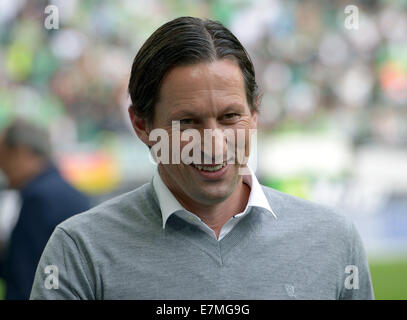 Leverkusens Trainer Roger Schmidt steht in der Arena vor der Bundesliga Tag 4-Fußball-Spiel zwischen dem VfL Wolfsburg und Bayer 04 Leverkusen in der Volkswagen Arena in Wolfsburg (Niedersachsen), Deutschland, 21. September 2014. Foto: Peter Steffen/Dpa (EMBARGO Bedingungen - Achtung: aufgrund der Akkreditierungsrichtlinien die DFL nur erlaubt die Veröffentlichung und Nutzung von bis zu 15 Bilder pro Spiel im Internet und in Online-Medien während des Spiels.) Stockfoto