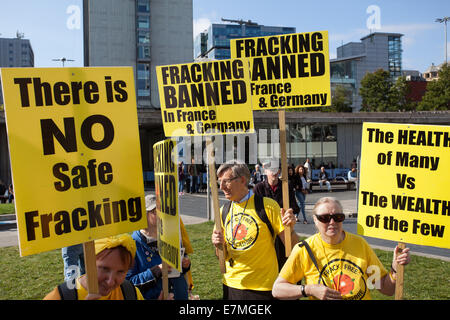 Es gibt keine sicheren Fracking, Protest in Manchester, UK 21. September, UK. Frack Free Greater Manchester Menschen das Klima März, Rallye und die Lobby der Labour-Parteitag in Manchester. Eine im März von Piccadilly Gardens in Solidarität mit den Hunderten von Tausenden Menschen erwartet durch die größten Städte bis März Maßnahmen gegen den Klimawandel zu fordern. Stockfoto