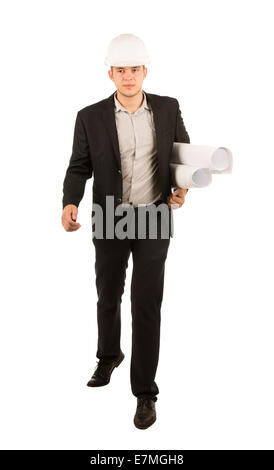 Gut aussehende Ingenieur in schwarzer Kleidung und weißen Helm Stallgebäude Blaupausen. Isolated on White Background. Stockfoto