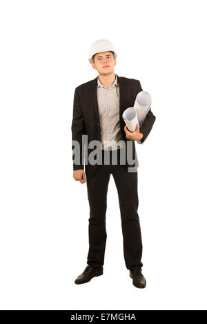 Junge männliche Ingenieur im schwarzen Anzug und weißen Helm tragen Gebäude Blaupausen. Stehend auf vollen weißen Hintergrund. Stockfoto