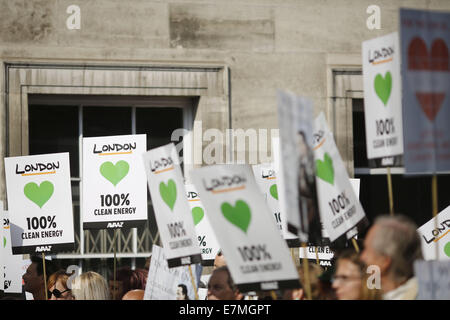London, UK. 21. Sep, 2014. Plakate sind die Menschen Klima März in London, Vereinigtes Königreich abgebildet. Bildnachweis: James Gasperotti/ZUMA Draht/Alamy Live-Nachrichten Stockfoto