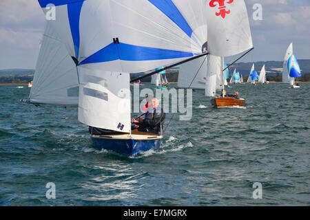 Barts Bash, Chichester Harbour, West Sussex, UK. 21. September 2014. In Erinnerung an die spät (Bart) Andrew Simpson Sonntage Bash konstituierenden Barts. Itchenors Jollensegler in Bart Simpson grüne t-Shirts Rennen in einen Guinness-Weltrekord versuchen für das größte Segeln Rennen aller Zeiten (tatsächlich Hunderte von Rennen alle gehaltenen innerhalb eines 24-Stunden-Fensters), im Andenken an eines dieser Countrys größten Olympiasegler, Andrew Simpson, der auf tragische Weise ums Leben bei einem Americas Cup Trainingsunfall letztes Jahr. Computer analysieren die gewinnenden Boote Handicaps, Windverhältnisse, die Welt zu produzieren champ Credit: Gary Blake/Alamy Li Stockfoto