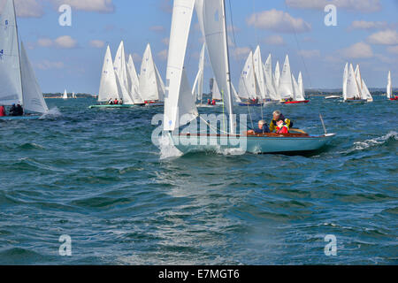 Barts Bash, Chichester Harbour, West Sussex, UK. 21. September 2014. In Erinnerung an die spät (Bart) Andrew Simpson Sonntage Bash konstituierenden Barts. Itchenors Jollensegler in Bart Simpson grüne t-Shirts Rennen in einen Guinness-Weltrekord versuchen für das größte Segeln Rennen aller Zeiten (tatsächlich Hunderte von Rennen alle gehaltenen innerhalb eines 24-Stunden-Fensters), im Andenken an eines dieser Countrys größten Olympiasegler, Andrew Simpson, der auf tragische Weise ums Leben bei einem Americas Cup Trainingsunfall letztes Jahr. Computer analysieren die gewinnenden Boote Handicaps, Windverhältnisse, die Welt zu produzieren champ Credit: Gary Blake/Alamy Li Stockfoto