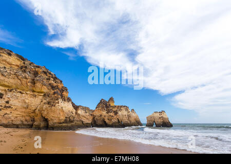 Felsen an der Küste des Atlantischen Ozeans in Lagos, Algarve, Portugal Stockfoto