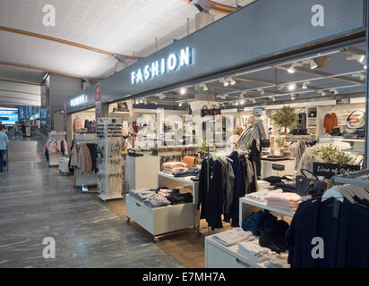 Oslo Flughafen, Gardermoen, Norwegen verkehrsreichsten Flughafen inländischen Abflugterminal, Mode-Shop für unterwegs einkaufen Stockfoto