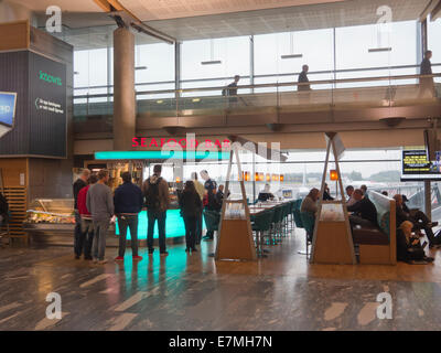 Oslo Flughafen, Gardermoen, Norwegen verkehrsreichsten Flughafen inländischen Abflugterminal, Seafood bar catering für Reisende Stockfoto