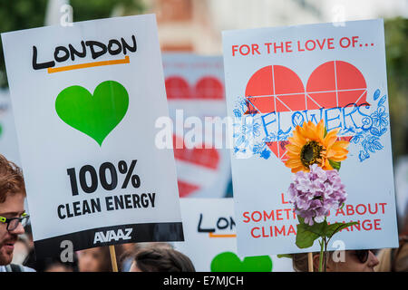 London, UK. 21. September 2014. People es Climate March, London – im Rahmen einer internationalen Tag des Protests - unter der Leitung von Emma Thompson und Vivienne Westwood - Menschen marschieren auf Nachfrage: "eine Welt mit einer Wirtschaft, das funktioniert für Mensch und Umwelt; eine Welt, die sicher vor den verheerenden Auswirkungen des Klimawandels ändern; und eine Welt mit guten Jobs, saubere Luft und gesunde Gemeinschaften für jedermann.  Der Marsch im Tempel Ort begann und endete außerhalb Parlament – Westminster, London, UK, 21. September 2014. Guy Bell / Alamy Live News Stockfoto