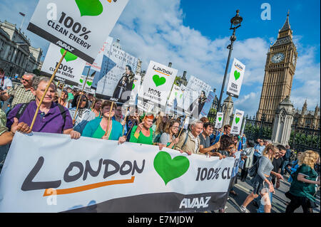 London, UK. 21. September 2014. People es Climate March, London – im Rahmen einer internationalen Tag des Protests - unter der Leitung von Emma Thompson und Vivienne Westwood - Menschen marschieren auf Nachfrage: "eine Welt mit einer Wirtschaft, das funktioniert für Mensch und Umwelt; eine Welt, die sicher vor den verheerenden Auswirkungen des Klimawandels ändern; und eine Welt mit guten Jobs, saubere Luft und gesunde Gemeinschaften für jedermann.  Der Marsch im Tempel Ort begann und endete außerhalb Parlament – Westminster, London, UK, 21. September 2014. Guy Bell / Alamy Live News Stockfoto