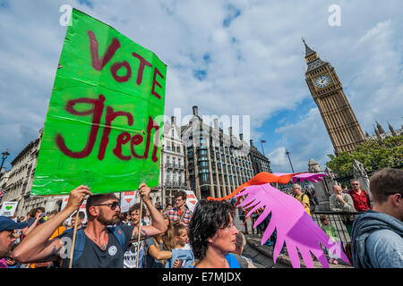 London, UK. 21. September 2014. People es Climate March, London – im Rahmen einer internationalen Tag des Protests - unter der Leitung von Emma Thompson und Vivienne Westwood - Menschen marschieren auf Nachfrage: "eine Welt mit einer Wirtschaft, das funktioniert für Mensch und Umwelt; eine Welt, die sicher vor den verheerenden Auswirkungen des Klimawandels ändern; und eine Welt mit guten Jobs, saubere Luft und gesunde Gemeinschaften für jedermann.  Der Marsch im Tempel Ort begann und endete außerhalb Parlament – Westminster, London, UK, 21. September 2014. Guy Bell / Alamy Live News Stockfoto