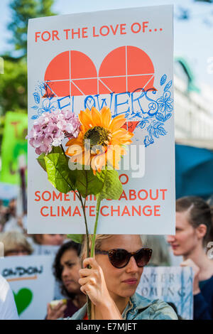 London, UK. 21. September 2014. People es Climate March, London – im Rahmen einer internationalen Tag des Protests - unter der Leitung von Emma Thompson und Vivienne Westwood - Menschen marschieren auf Nachfrage: "eine Welt mit einer Wirtschaft, das funktioniert für Mensch und Umwelt; eine Welt, die sicher vor den verheerenden Auswirkungen des Klimawandels ändern; und eine Welt mit guten Jobs, saubere Luft und gesunde Gemeinschaften für jedermann.  Der Marsch im Tempel Ort begann und endete außerhalb Parlament – Westminster, London, UK, 21. September 2014. Guy Bell / Alamy Live News Stockfoto