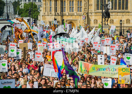 London, UK. 21. September 2014. People es Climate March, London – im Rahmen einer internationalen Tag des Protests - unter der Leitung von Emma Thompson und Vivienne Westwood - Menschen marschieren auf Nachfrage: "eine Welt mit einer Wirtschaft, das funktioniert für Mensch und Umwelt; eine Welt, die sicher vor den verheerenden Auswirkungen des Klimawandels ändern; und eine Welt mit guten Jobs, saubere Luft und gesunde Gemeinschaften für jedermann.  Der Marsch im Tempel Ort begann und endete außerhalb Parlament – Westminster, London, UK, 21. September 2014. Guy Bell / Alamy Live News Stockfoto