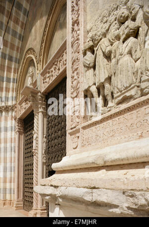 Tor in dem gotischen Stil Dominikanische Basilika di Sant'Anastasia, Verona, Italien. Stockfoto