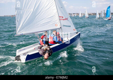 Andrew Simpson Segelzentrum, Weymouth and Portland National Sailing Academy, Dorset, UK. 21. September 2014. Barts Bash ist eine globale Regatta und über 750 Segelclubs auf Sonntag, 21. September 2014 weltweit stattfindenden Spendenaktion. Barts Bash vereint Tausende von Seeleuten in einem Rennen mit dem Ziel, legen Sie einen neuen Guinness-Weltrekord, Geld für wohltätige Zwecke zu sammeln, die nächste Generation inspirieren und denken Sie daran Andrew "Bart" Simpson, Gold und Silber Olympiasieger und Amerikas Cup Segler. Stockfoto