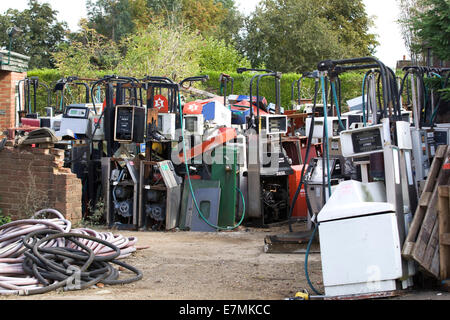 Schrottplatz voller Benzin und Dieselpumpen Stockfoto