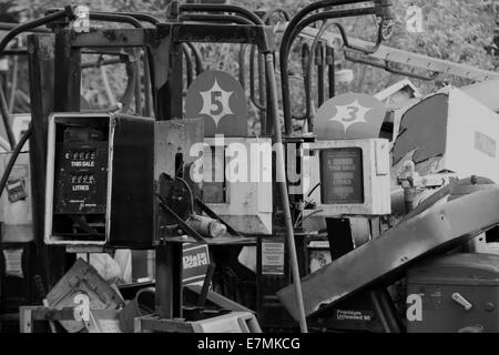 Schrottplatz voller Benzin und Diesel Pumps schwarz und weiß Stockfoto