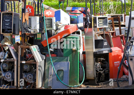 Schrottplatz voller Benzin und Dieselpumpen Stockfoto