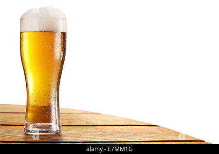 Bierglas auf der Leiste isoliert auf einem weißen Tisch. Beschneidungspfade enthält. Stockfoto