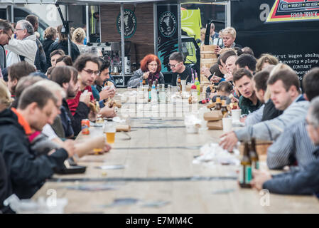 Warschau, Polen. 21. September 2014. Menschen isst während LKW Feinschmeckerfest vor Palast der Kultur und Wissenschaft in Warschau. Bildnachweis: Kpzfoto/Alamy Live-Nachrichten Stockfoto