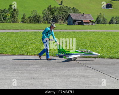 Modell-Flugzeug-Enthusiasten Machenschaften seines Jet-Flugzeugen heraus bis zum flugfertigen Modell Stockfoto