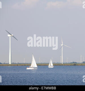 Segelboote und Windkraftanlagen in Holland Stockfoto