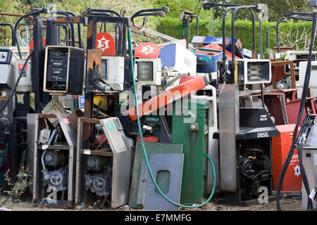 Schrottplatz voller Benzin und Dieselpumpen Stockfoto