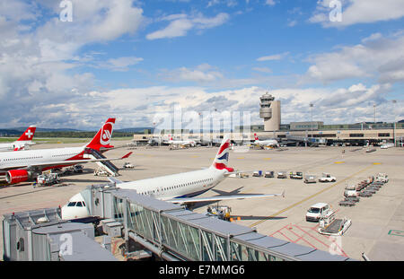 Zürich - SEPTEMBER 21:Airplanes Vorbereitung abheben am 21. September 2014 in Zürich, Schweiz. Internationaler Flughafen Zürich Stockfoto