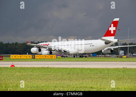 Zürich - SEPTEMBER 21:Swiss Airlines Airbus A340 Besteuerung vor dem abheben am 21. September 2014 in Zürich, Schweiz. Zürich-Int Stockfoto