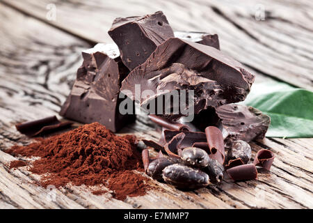 Schokolade und Kakao Bohne über Holztisch. Stockfoto