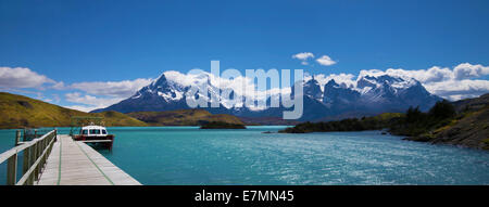 Ein Boot vor Anker am See Pehoe in Patagonien, mit den Torres del Paine-Bergkette im Hintergrund. Stockfoto