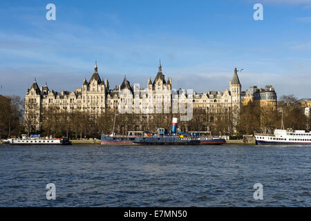 Das Royal Horseguards Hotel gesehen betrachtet aus, südlich der Themse, London, England Stockfoto