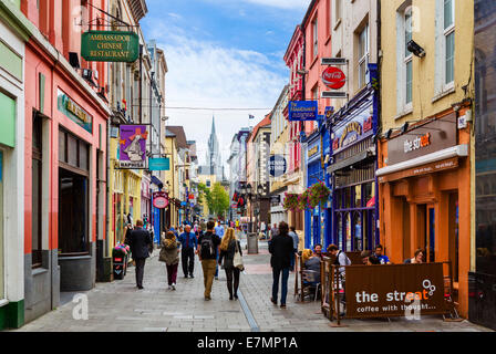Geschäfte und Cafés auf Cook Street mit Holy Trinity Church in der Ferne Stadt Cork, County Cork, Irland Stockfoto