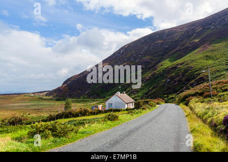 Ferienhaus auf der R257, der Wilde Atlantik Weg, nördlich von Derrybeg, Gweedore, County Donegal, Irland Stockfoto