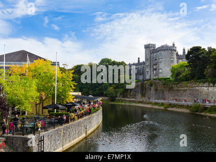 Kilkenny Castle und der Fluss Nore, Kilkenny Stadt, Grafschaft Kilkenny, Irland Stockfoto