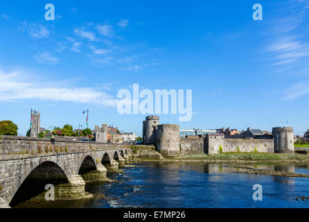 König-Johann Schloss und Thomond Bridge River Shannon, Stadt Limerick, County Limerick, Irland Stockfoto