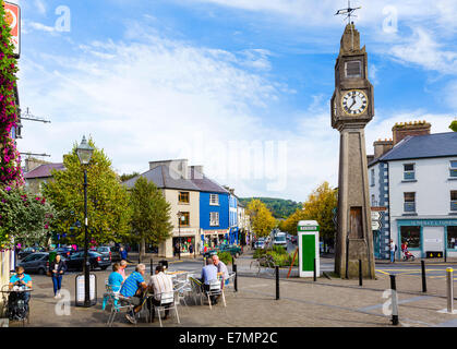 Cafe vor dem Uhrturm, Octagon, Westport, County Mayo, Irland Stockfoto