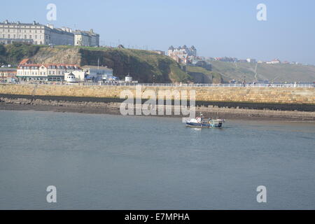 Angelboot/Fischerboot in Whitby Sea Hafenmauer Stockfoto