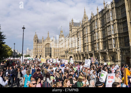 Eine Masse von Demonstranten mit Plakaten März vor den Häusern des Parlaments während der Klimawandel Demonstration, London, September 2014 21. © Sue Cunningham Stockfoto